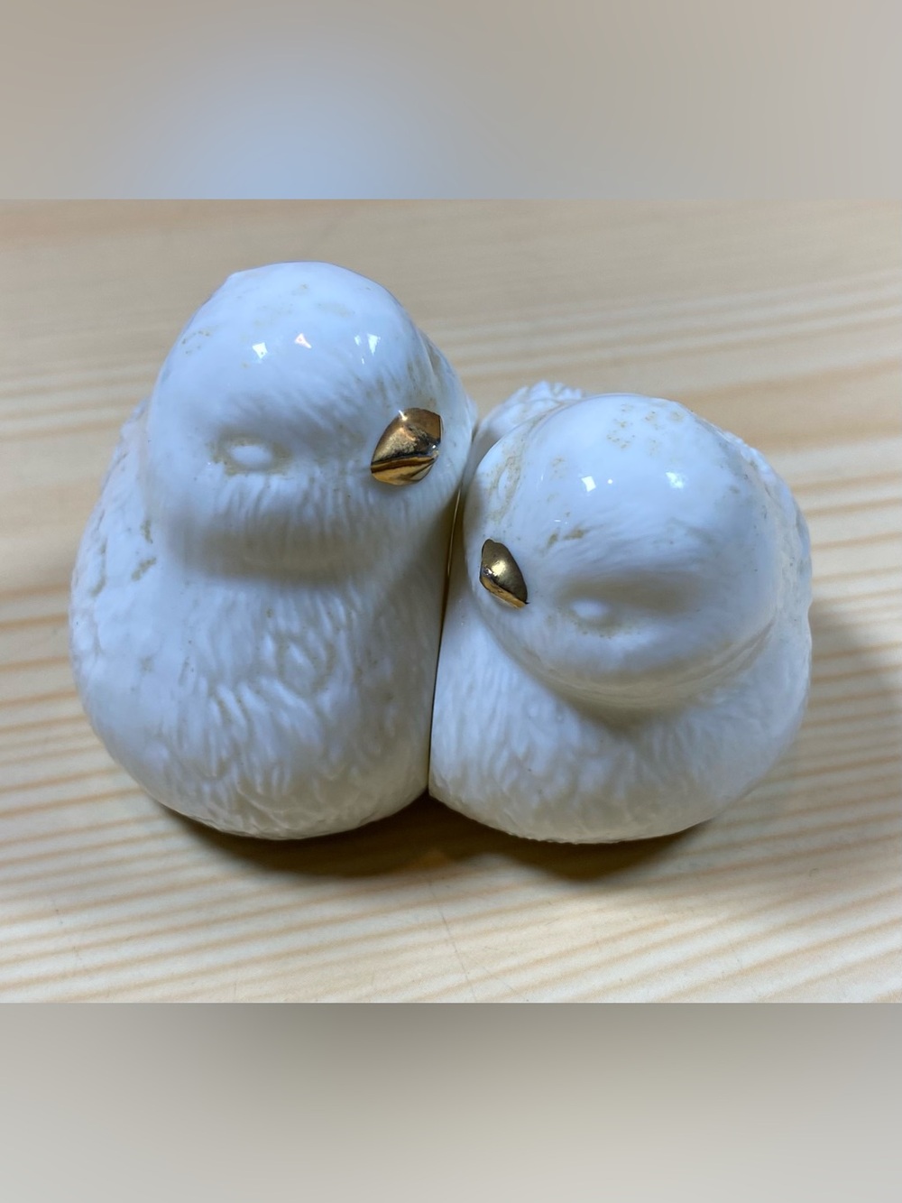 Lovebirds 2-Pc Salt & Pepper Shakers White Gold Beak Unbranded Cuddled